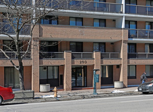 250 Jarvis St in Toronto, ON - Building Photo - Building Photo