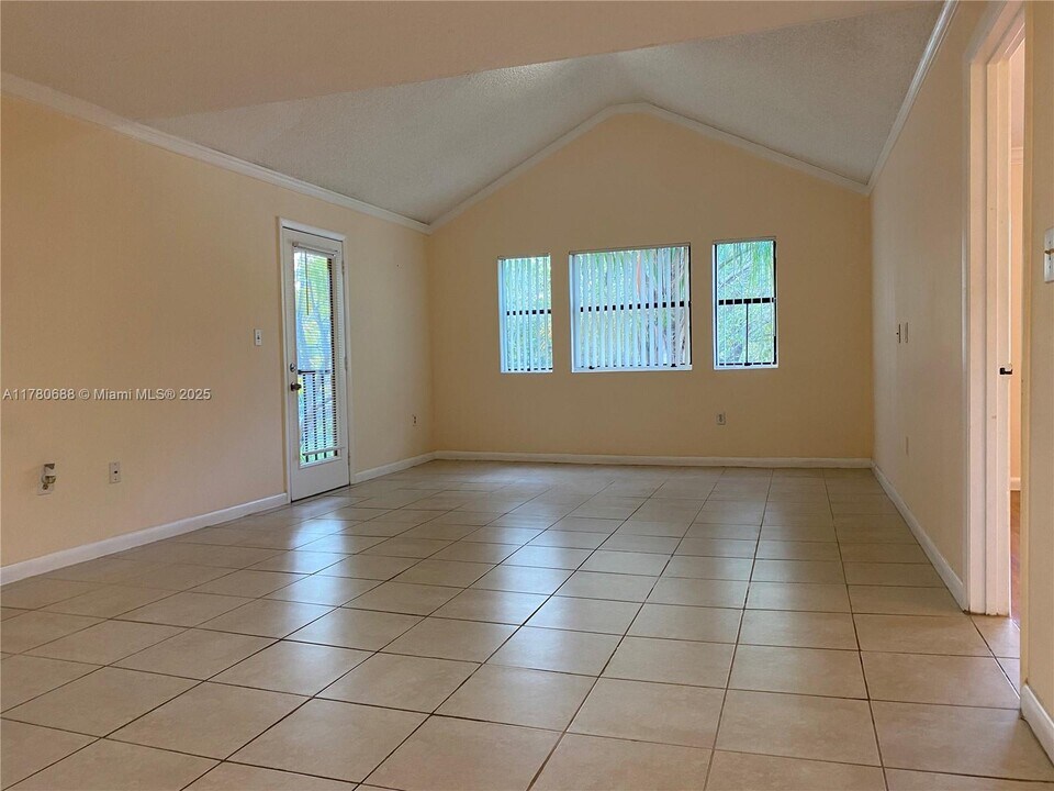 10440 SW 156th Ct in Miami, FL - Building Photo