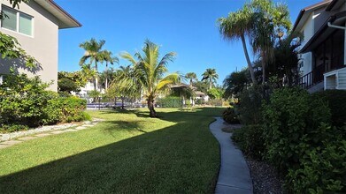 180 Cypress Way E in Naples, FL - Foto de edificio - Building Photo