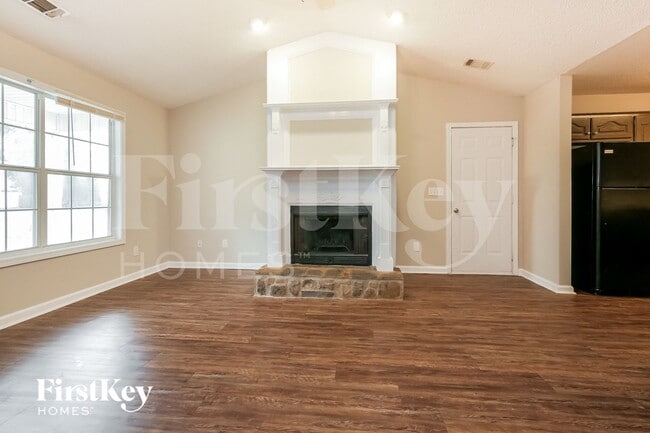 1296 N Hampton Dr in Hampton, GA - Foto de edificio - Building Photo