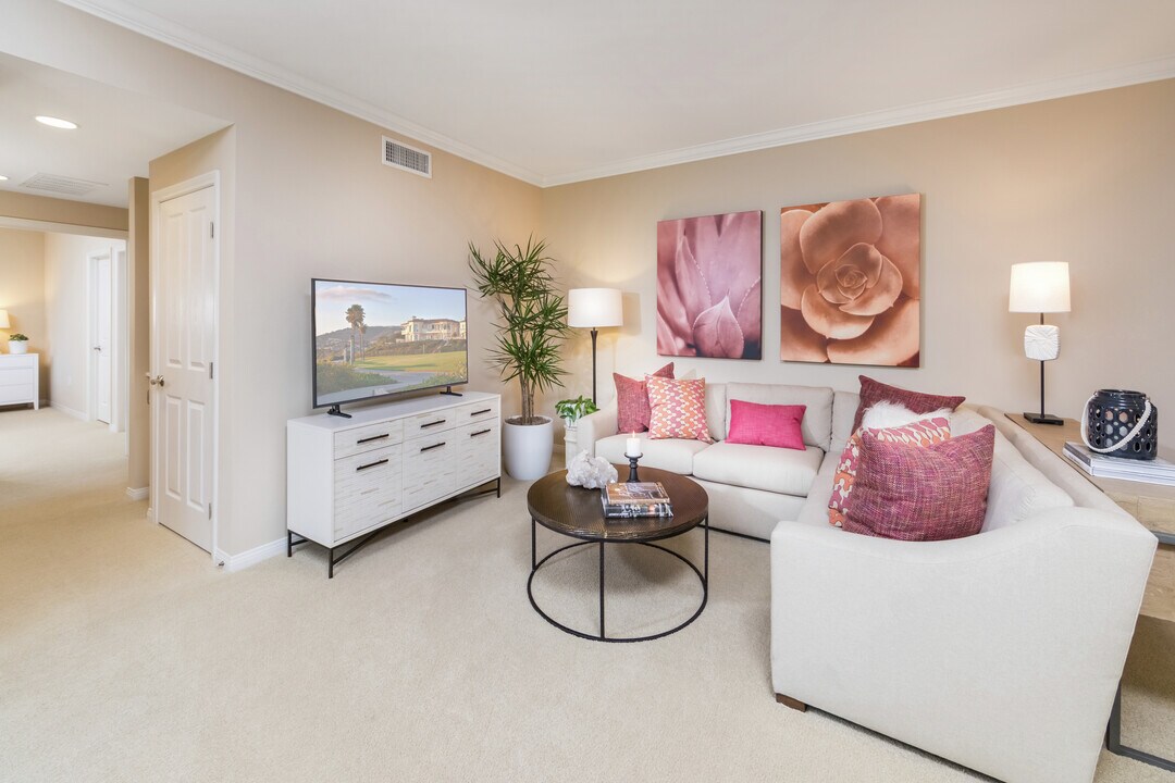Mirasol Apartment Homes in Irvine, CA - Foto de edificio