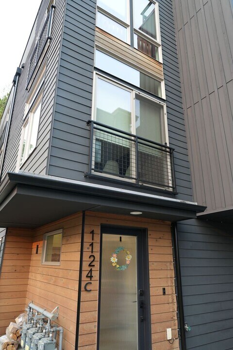 1124C NW 57th St in Seattle, WA - Building Photo