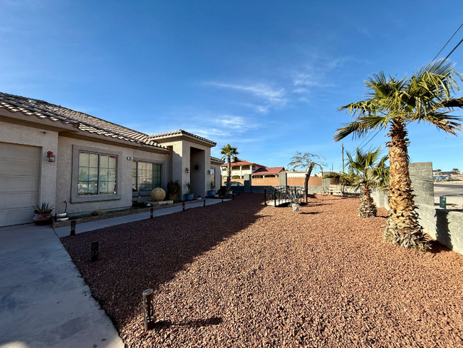 595 N Fogg St in Las Vegas, NV - Foto de edificio - Building Photo