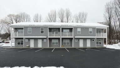 464 Maple Ave in Saratoga Springs, NY - Foto de edificio - Building Photo