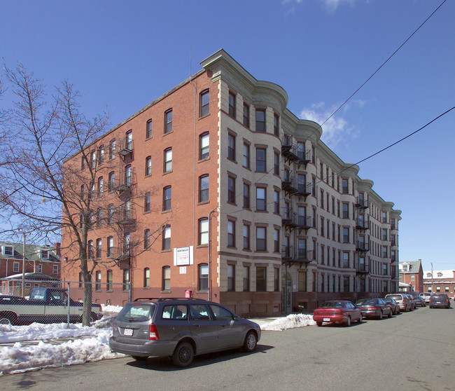 13 N East St in Holyoke, MA - Foto de edificio - Building Photo