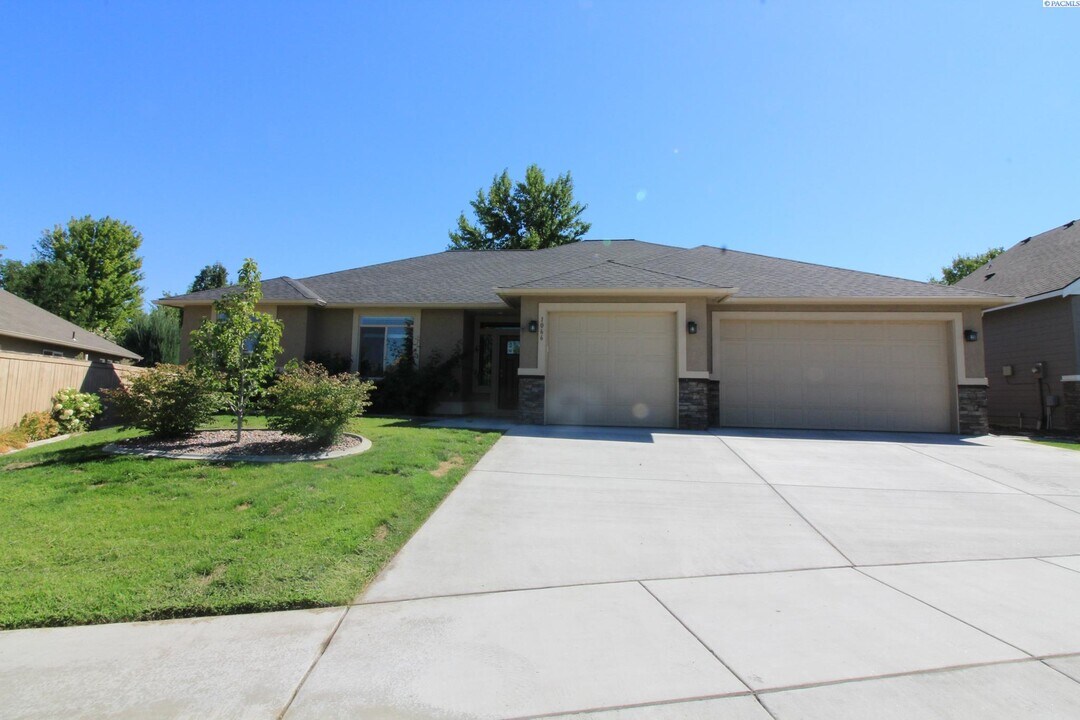 1066 N Montana St in Kennewick, WA - Building Photo