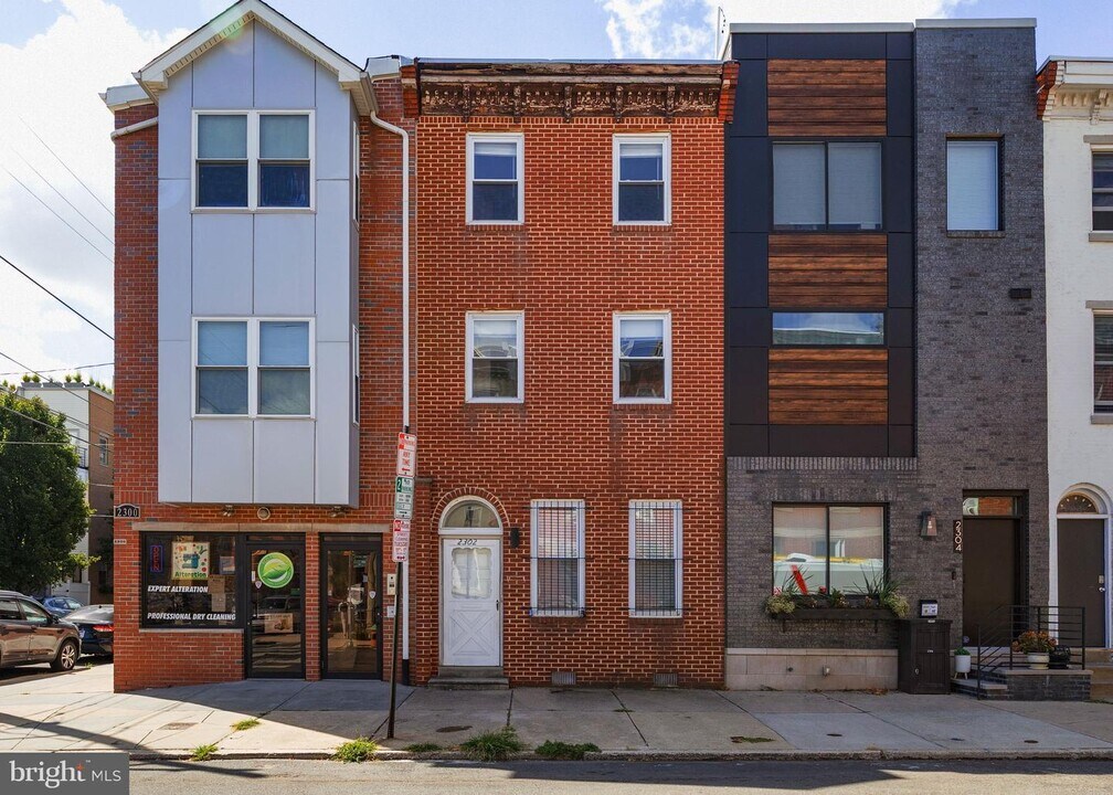 2302 Christian St in Philadelphia, PA - Building Photo
