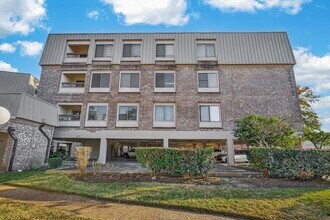 2211 S Braeswood Blvd in Houston, TX - Building Photo - Building Photo