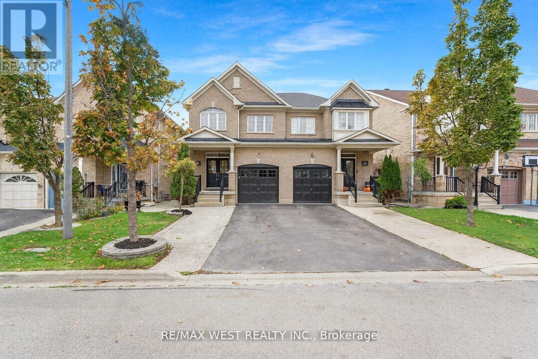 102 Everingham Cir in Brampton, ON - Building Photo