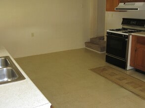 3008 Broad Ave, Unit 2 in Altoona, PA - Foto de edificio - Building Photo