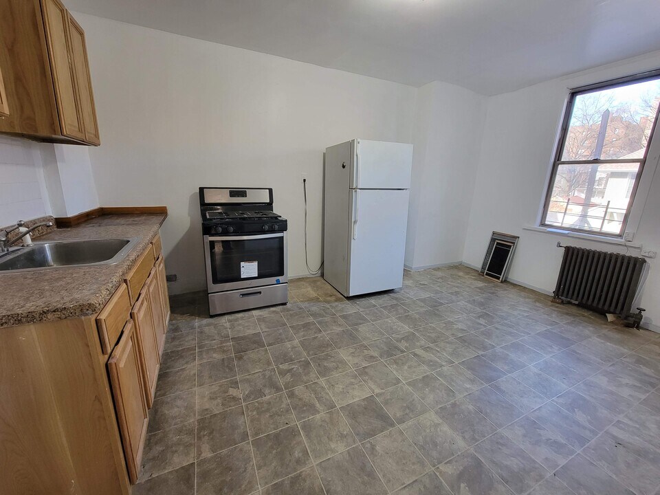398 E 201st St in Bronx, NY - Building Photo