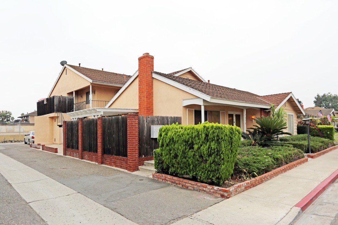 7290 Corsican Dr in Huntington Beach, CA - Building Photo