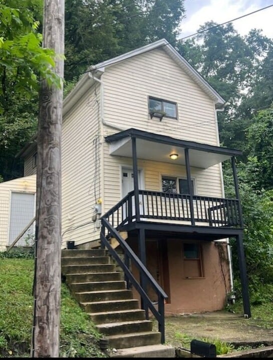 223 Hillside Ave in Pitcairn, PA - Building Photo