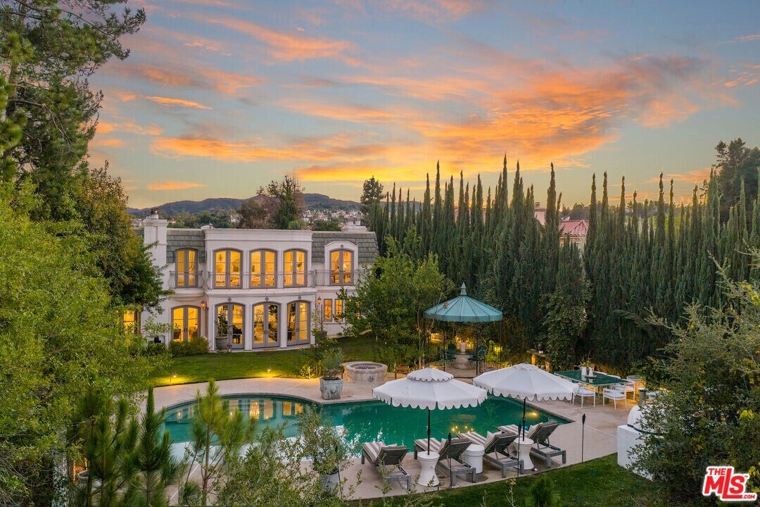 18875 Pasadero Dr in Los Angeles, CA - Building Photo