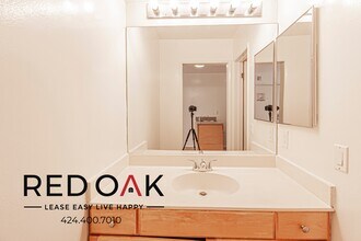 20200 Sherman Way in Los Angeles, CA - Foto de edificio - Building Photo