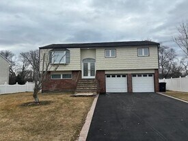 798 Higbie Ln in West Islip, NY - Building Photo