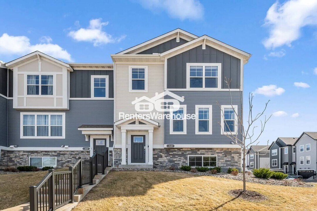 13685 Marsh View Blvd in Rogers, MN - Building Photo