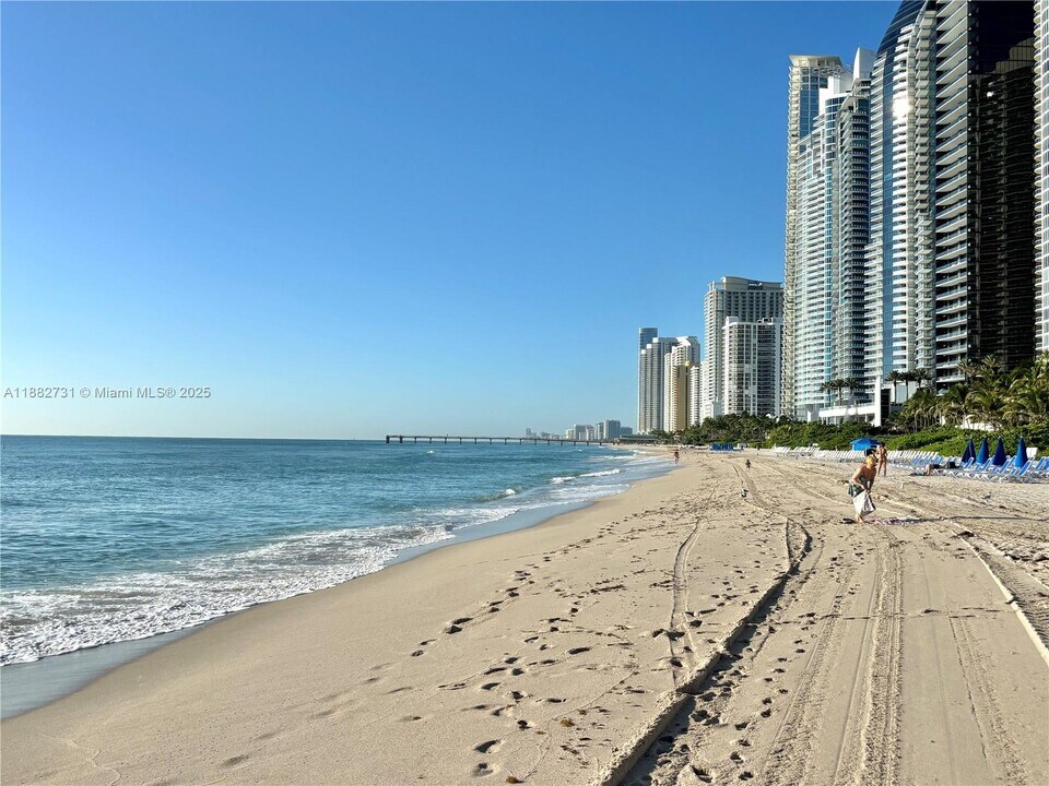 16909 N Bay Rd in Sunny Isles Beach, FL - Building Photo