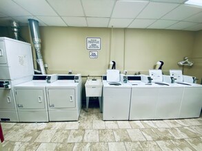 843 W Sheridan Rd, Unit 407 in Chicago, IL - Building Photo - Building Photo