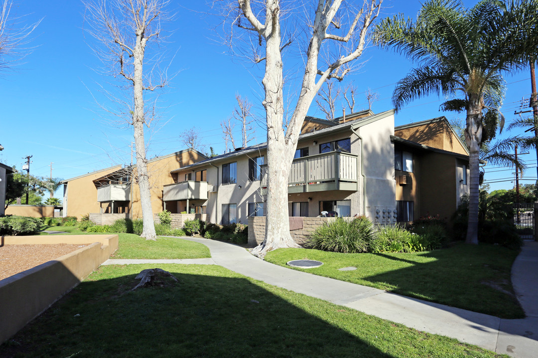 Mile Square in Santa Ana, CA - Building Photo