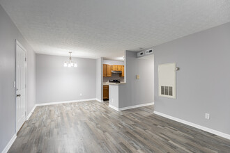 Abors of Northgate - Wonderful 2 Bedroom Apartments in Cincinnati, OH - Foto de edificio - Interior Photo