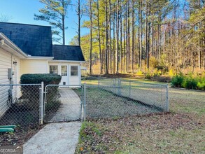 134 Jeb Stuart Dr in Newnan, GA - Foto de edificio - Building Photo