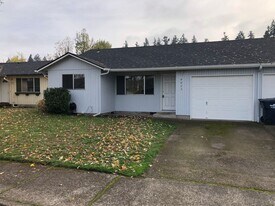 4823 Elderberry Loop in Springfield, OR - Building Photo