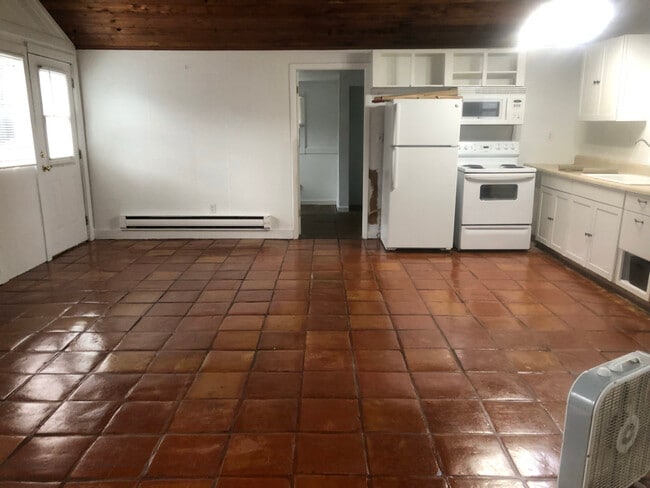 property at 932 S Riverside Dr