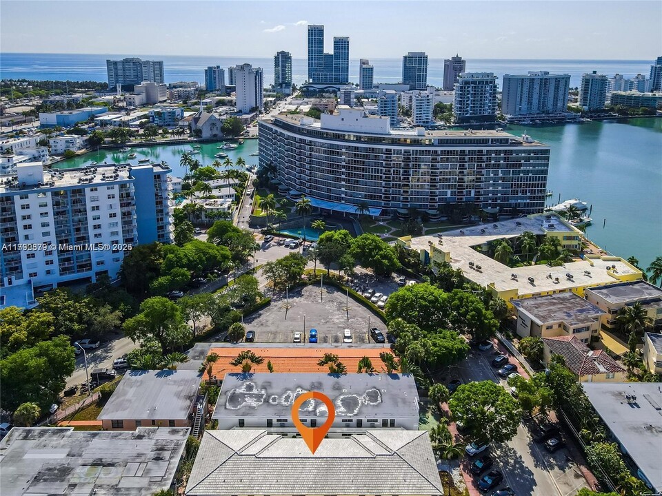 945 Bay Dr in Miami Beach, FL - Building Photo