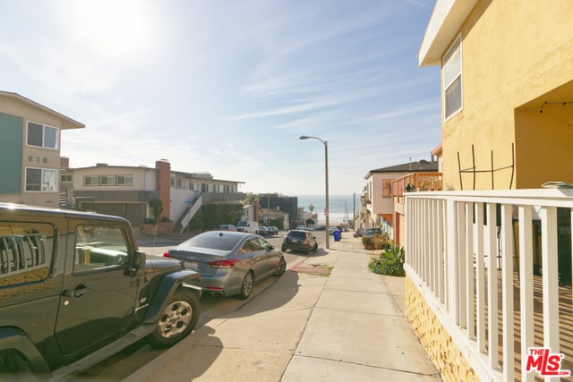 225 Rosecrans Ave, Unit 1 in Manhattan Beach, CA - Foto de edificio - Building Photo