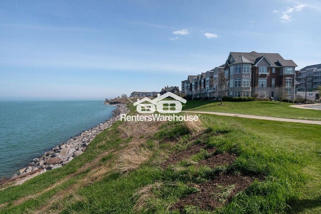 3872 S Lake Dr in St. Francis, WI - Building Photo - Building Photo