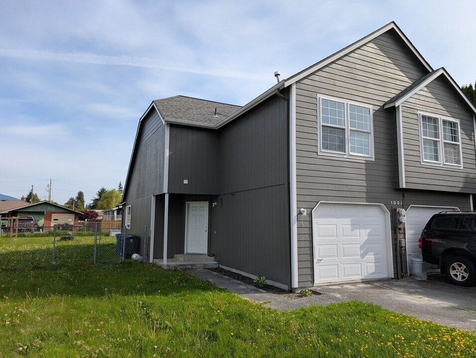 1002 Sterling St in Sedro Woolley, WA - Building Photo