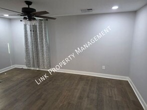 8233 Harrison Bay Rd in Harrison, TN - Foto de edificio - Building Photo