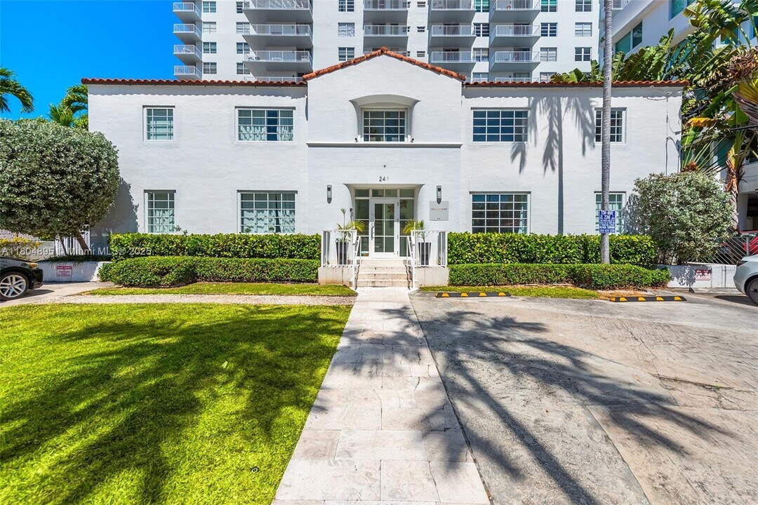 241 28th St in Miami Beach, FL - Building Photo