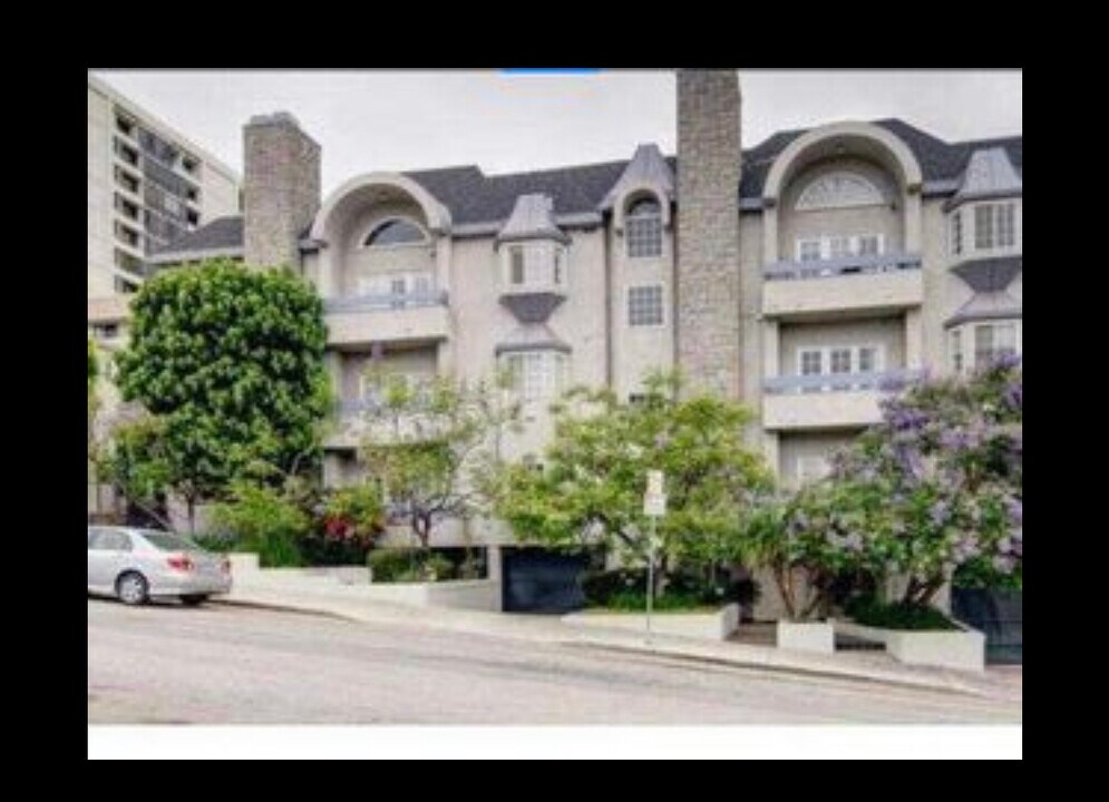 10627 Ashton Ave in Los Angeles, CA - Building Photo