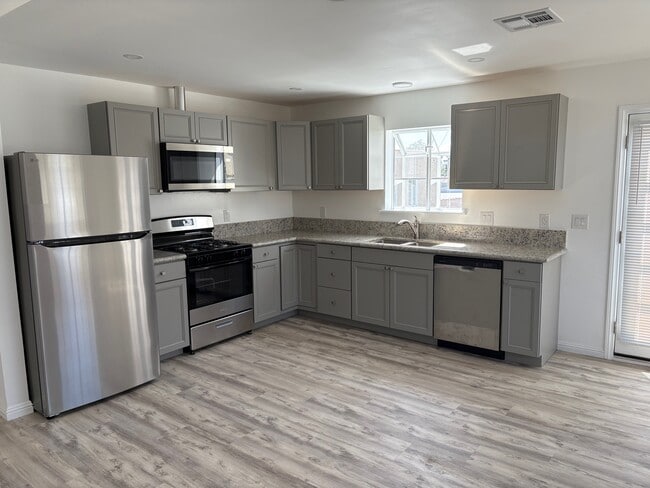 1721 Arlington Ave, Unit Arlington upstairs in Torrance, CA - Foto de edificio - Building Photo