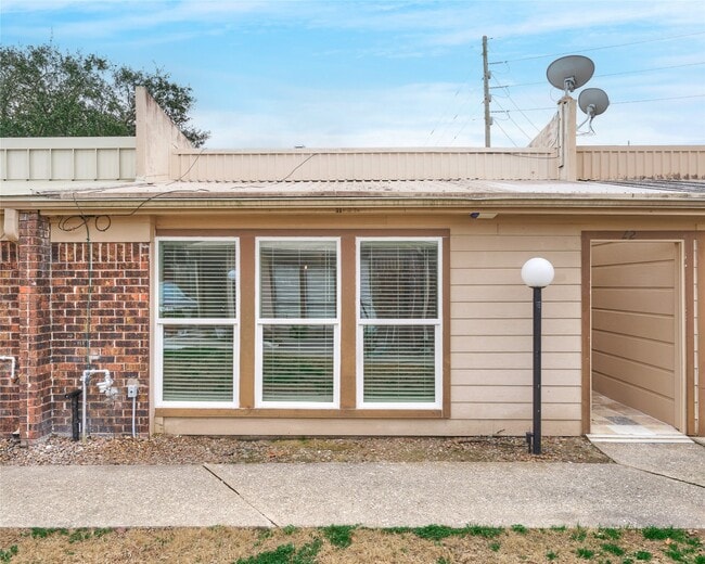 1014 Graham Dr in Tomball, TX - Building Photo - Building Photo