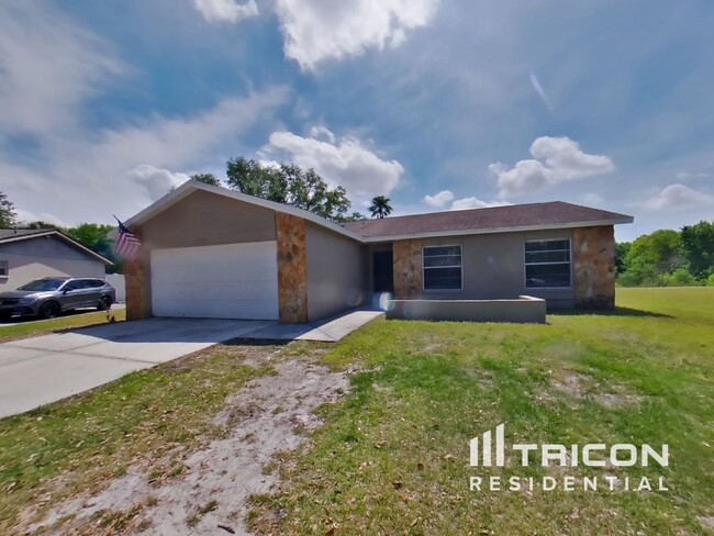 1020 Red Oak Cir in Brandon, FL - Building Photo - Building Photo