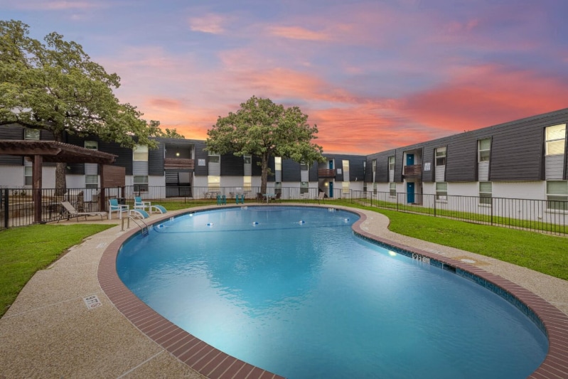 531 Bedford Rd in Bedford, TX - Building Photo