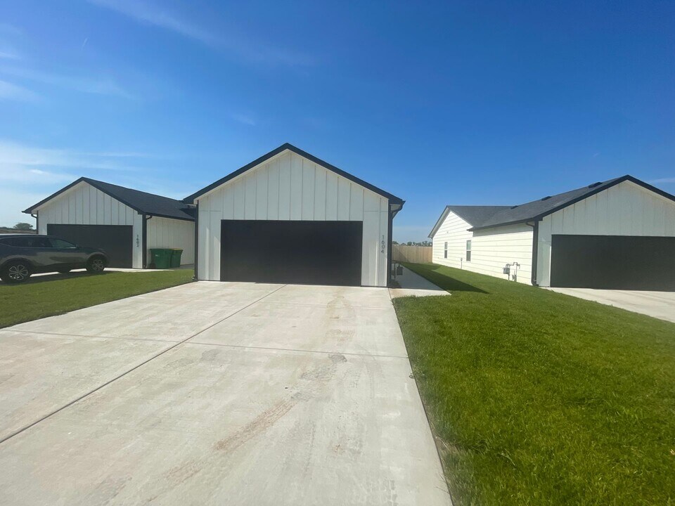1602-1604 S Hickory Crk St in Wichita, KS - Building Photo