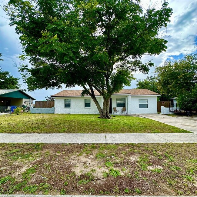 2313 S Swan Ct NE in Winter Haven, FL - Building Photo - Building Photo