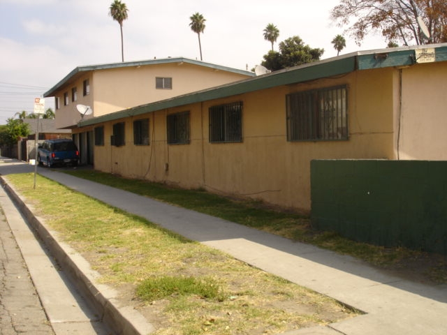 445-449 W Almond St in Compton, CA - Foto de edificio