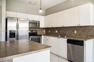 13233 SW 203rd St in Miami, FL - Building Photo