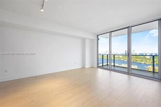 16385 Biscayne Blvd in Aventura, FL - Building Photo - Building Photo