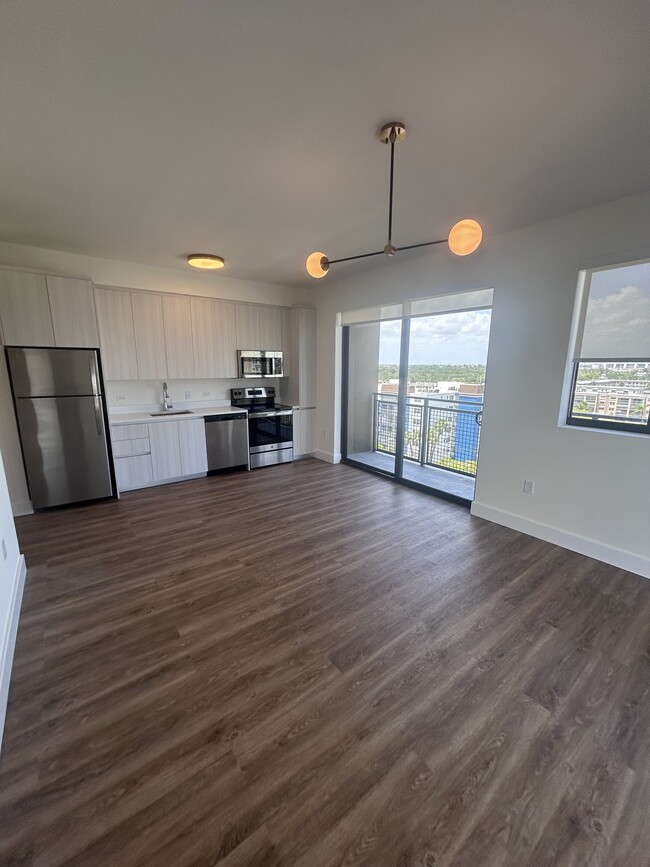 340 SE 3rd St, Unit A2 in Dania Beach, FL - Building Photo - Building Photo