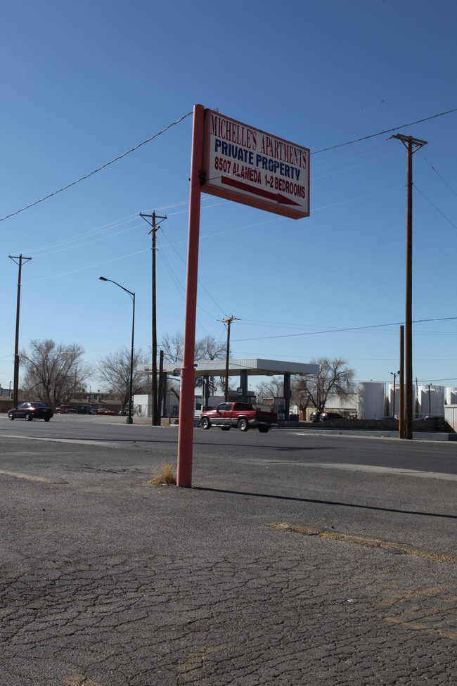 Michelle's Apartments in El Paso, TX - Foto de edificio - Building Photo