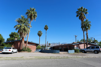 Twin Palms Apartments in Tucson, AZ - Building Photo - Building Photo