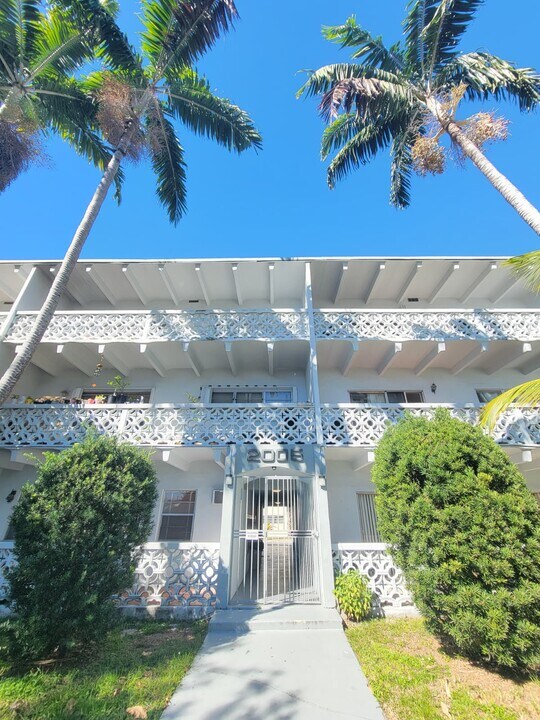 2005 Sans Souci Blvd, Unit 303 in North Miami, FL - Foto de edificio