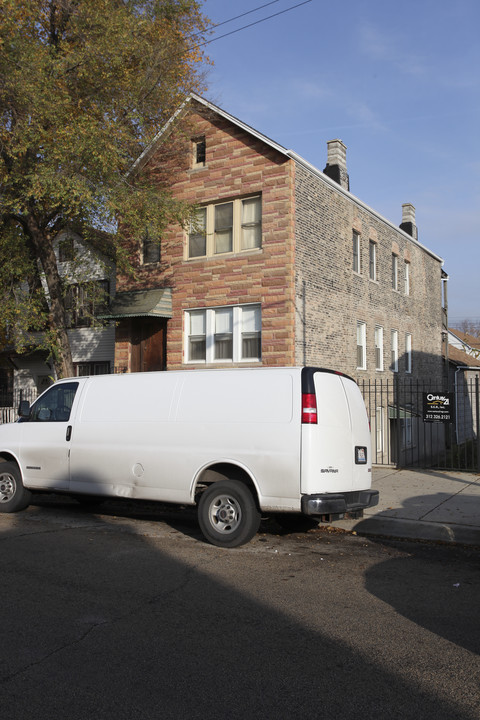 2110 W 18th Pl in Chicago, IL - Building Photo