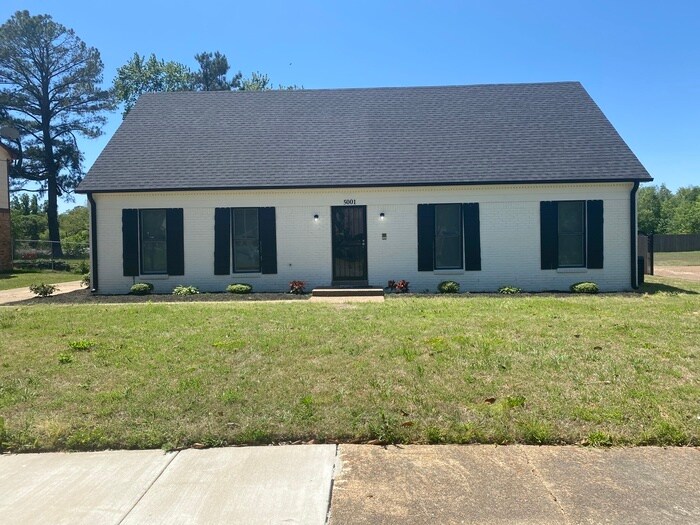 5001 Whitworth Rd in Memphis, TN - Building Photo
